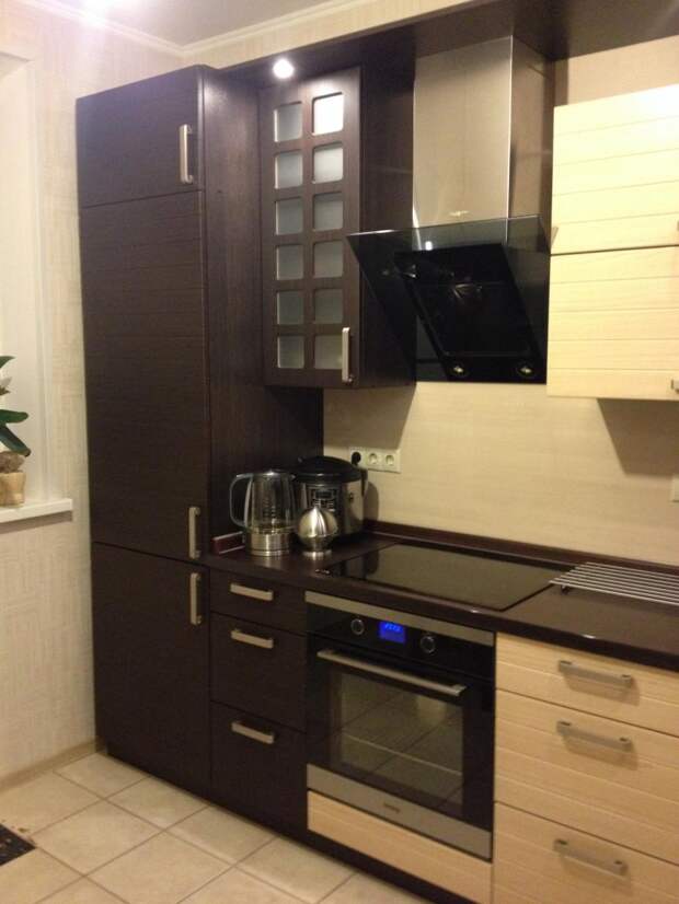 Кухонный гарнитур планировка, вытяжка на кухне, встроенный холодильник