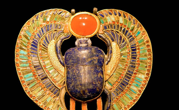 Скарабей Один из самых известных символов Древнего Египта, скарабей, служил для защиты от злых сил. Египтяне часто носили амулеты в виде этого жука.