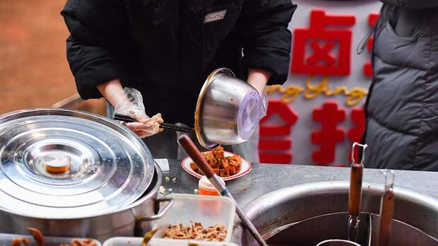 В Китае отец бросил работу и открыл киоск с домашней едой из-за жалоб дочери