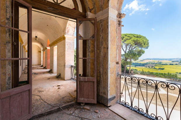Вид с балкона заброшенной виллы в Италии, объединившей в себе различные архитектурные стили.