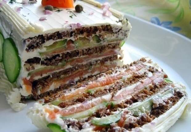 Бутербродный торт с копченым лососем и мягким сыром.