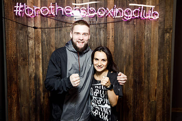 Тренер Brothers Boxing Максим Романенко и редактор SPLETNIK.RU и Мариана Панкина