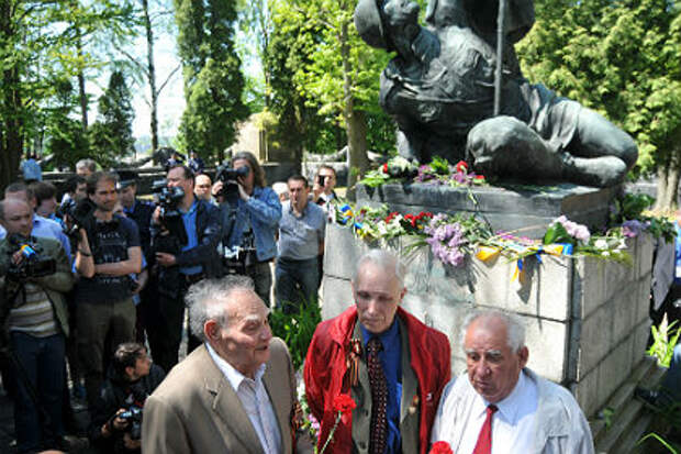 Возложение цветов на холме Славы во Львове в честь Дня Победы