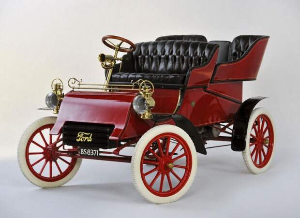 Как выглядели самые первые автомобили в истории крупнейших брендов