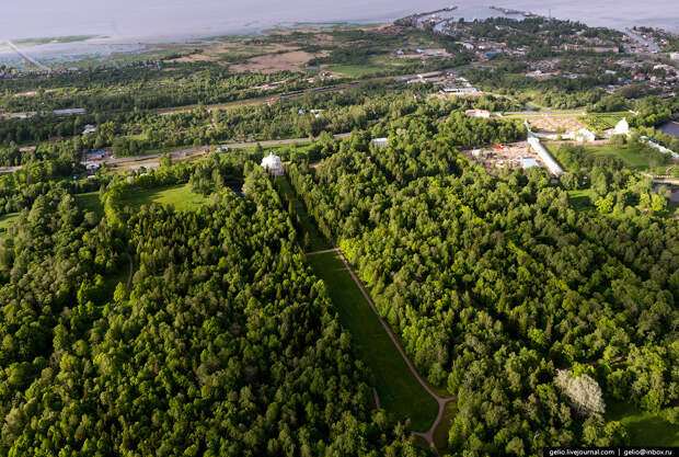 Луг на месте Катальной горки. Во второй половине XVII века здесь располагались горы-скаты, предназначенные для катания на колясках, и каменные колоннады с плоскими крышами в виде террас, протянувшиеся параллельно катальным спускам более чем на 500 м. Луг на месте Катальной горки. Во второй половине XVII века здесь располагались горы-скаты, предназначенные для катания на колясках, и каменные колоннады с плоскими крышами в виде террас, протянувшиеся параллельно катальным спускам более чем на 500 м.