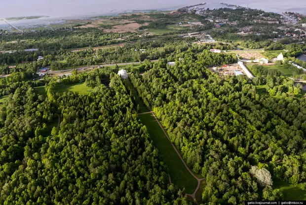 Луг на месте Катальной горки. Во второй половине XVII века здесь располагались горы-скаты, предназначенные для катания на колясках, и каменные колоннады с плоскими крышами в виде террас, протянувшиеся параллельно катальным спускам более чем на 500 м.