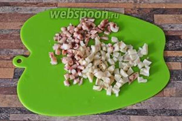 Кальмаров и осьминогов нарезаем кубиками.