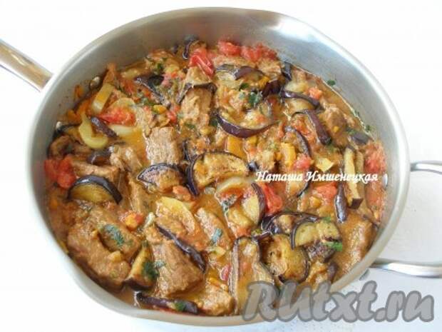 Аппетитные и вкусные баклажаны с мясом и овощами готовы. 