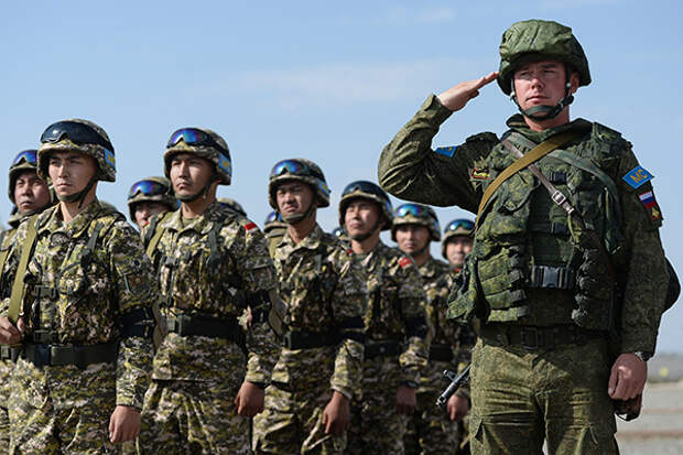 2709205 30.09.2015 Военнослужащий подразделения Вооруженных сил РФ (справа), входящего в состав Коллективных миротворческих сил Организации Договора о коллективной безопасности (ОДКБ) на открытии учений КМС ОДКБ "Нерушимое братство-2015" на полигоне "Маршал Баграмян" в Армении. Слева - военнослужащие Вооруженных сил Киргизии. Максим Блинов/РИА Новости