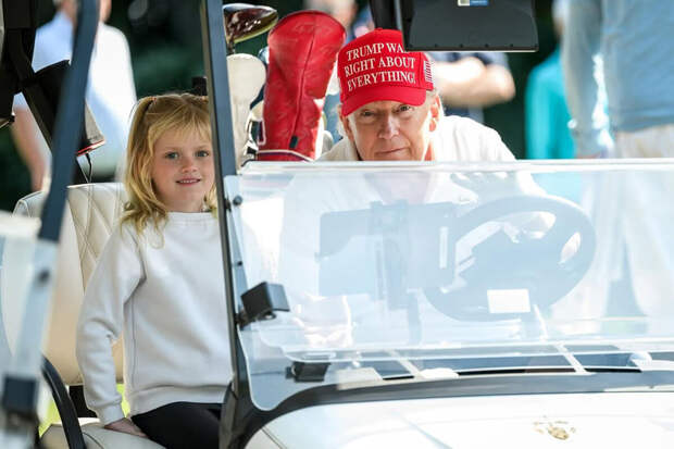 Трамп покатал внучку Каролину на гольф-каре