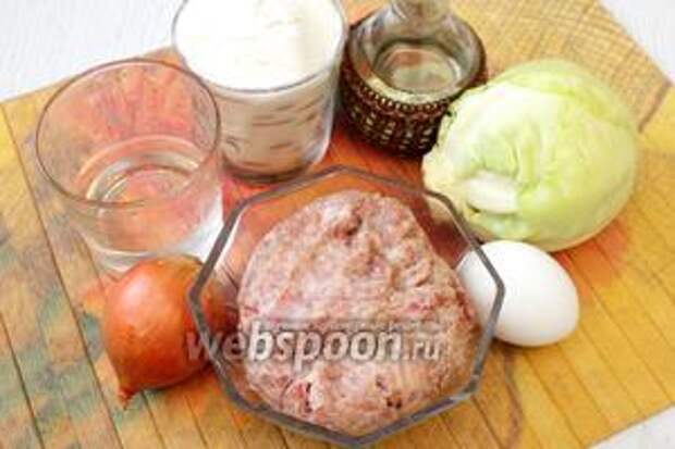Для приготовления нам понадобятся яйцо куриное, мука пшеничная, масло растительное, соль, фарш свиной и капуста белокочанная.