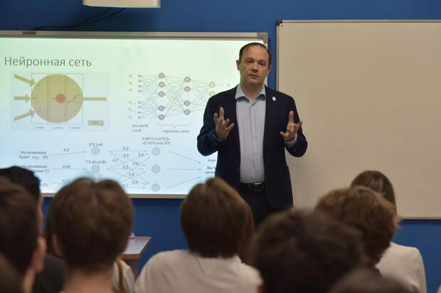 Воронежский министр провёл для школьников занятие по цифровой грамотности