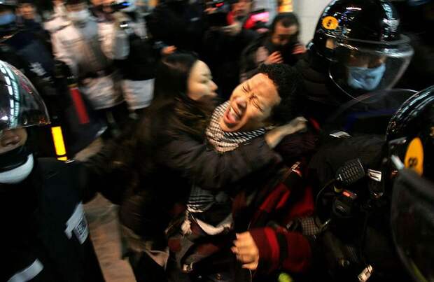Родственники погибших при крушении южнокорейского парома Sewol подрались с полицейскими