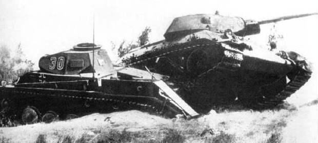 35. Т-34, раздавивший немецкий лёгкий танк Pz.II Вторая, война, мирова, фото