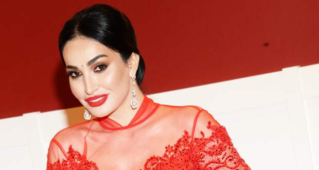 Экс-участницу «Дома-2» обругали в сети за выход без штанов на красную дорожку фестиваля