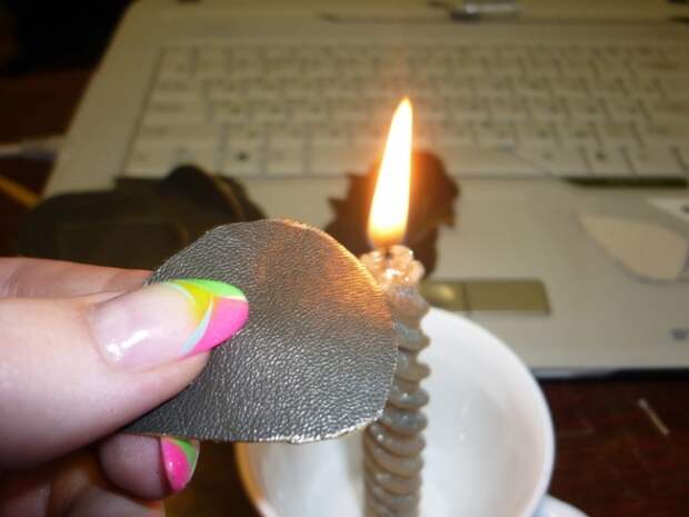 аккуратненько над пламенем свечи обжигаем наши лепестки,если вам удобно можно пользоваться зажимом,