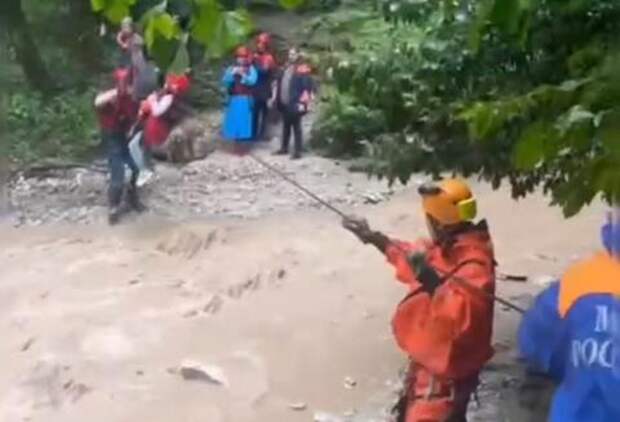 Туристы в Сочи застряли в ущелье из-за стихии