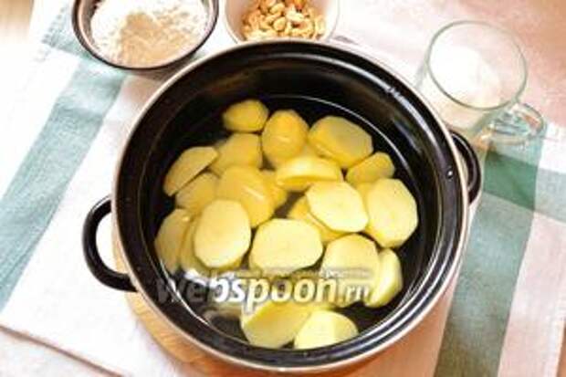 Сначала чистим картофель и отвариваем.