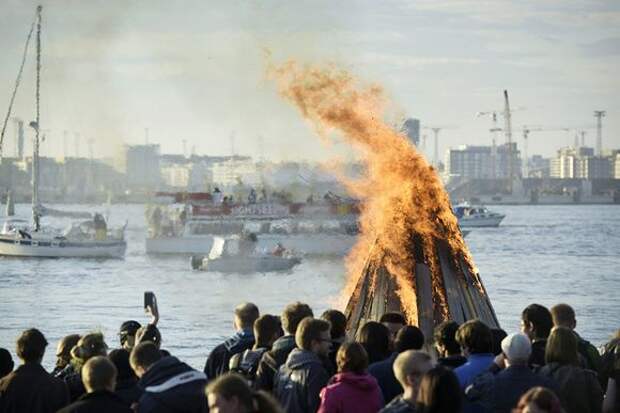 Juhannuskokko Pihlajasaaressa.