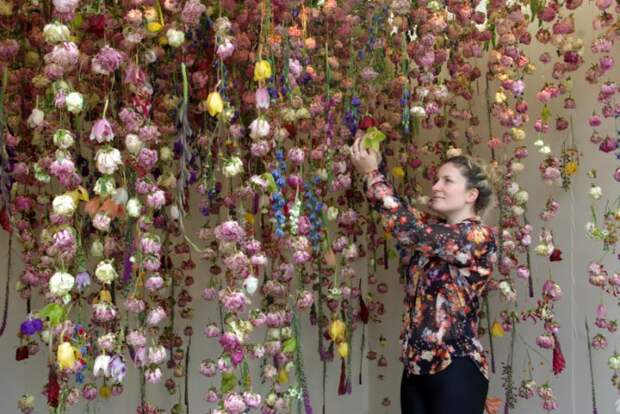 Рэбекка за работой. Автор: Rebecca Louise Law. Рэбекка за работой. Автор: Rebecca Louise Law.