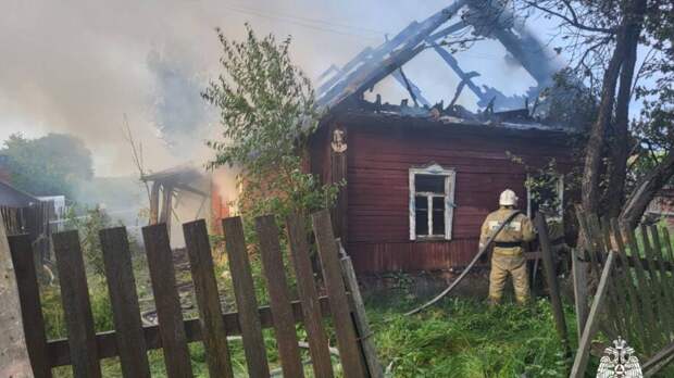 В Тверской области оперативно потушили пожар в нежилом доме
