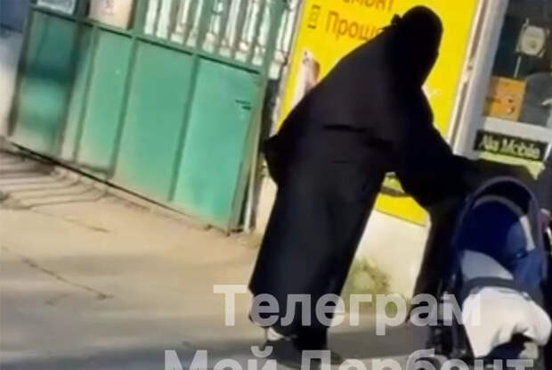 Появились подробности о возившей в Дагестане коляску с телом дочери женщине