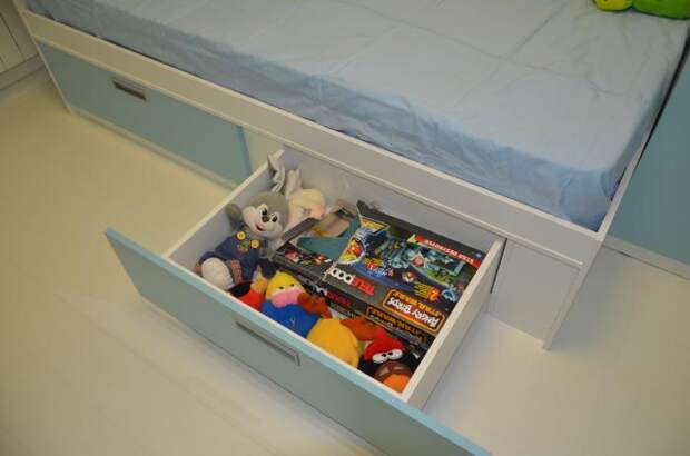 Минимализм в детской, детская кровать с выдвижными ящиками, хранение игрушек в детской