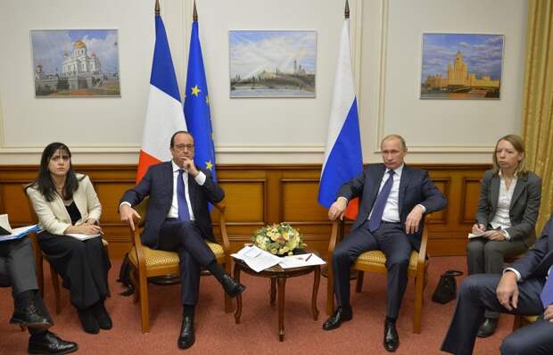 Президент Франции Франсуа Олланд и президент России Владимир Путин во время встречи в аэропорту "Внуково"