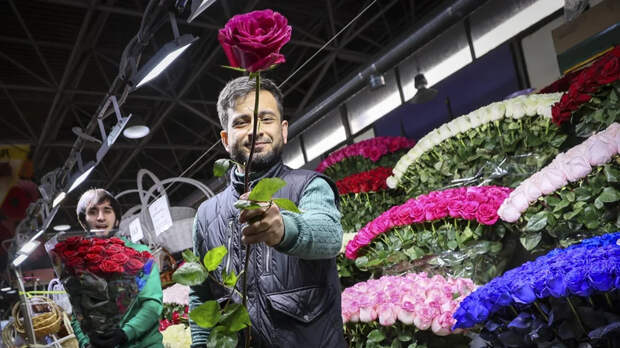 Цены на цветы и подарки на 14 февраля выросли на 3,6—7%