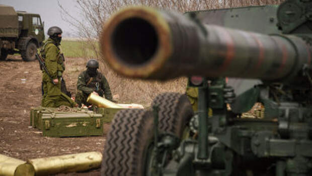 Украинские солдаты на военных учениях возле Мариуполя. Архивное фото