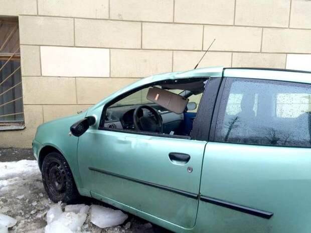 В Минске упавшие с крыши глыбы льда разбили BMW X5 и Fiat Punto В Минске упавшие с крыши глыбы льда разбили BMW X5 и Fiat Punto Punto, bmw, fiat, pbvf, x5