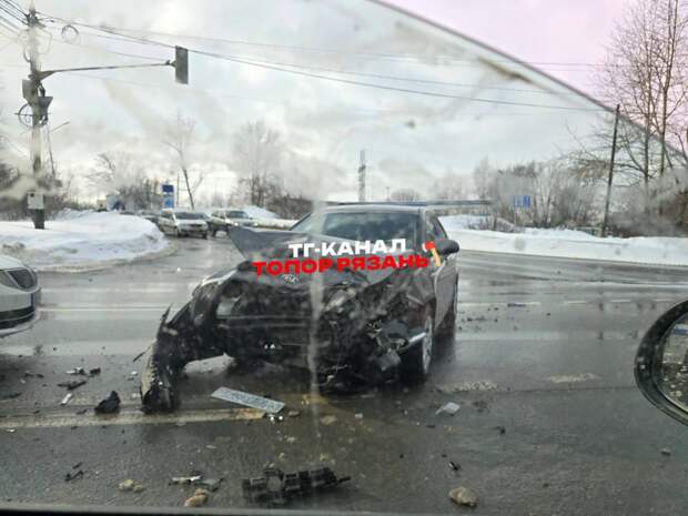 KIA и Нива столкнулись на Куйбышевском шоссе в Рязани