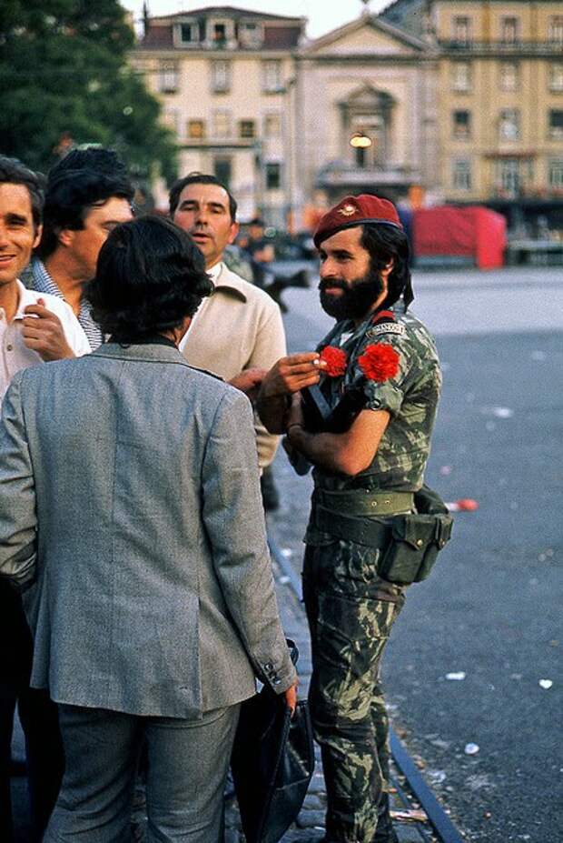 Революция гвоздик в Лисабонне, 1974 год.