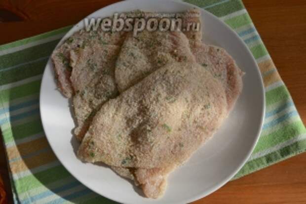 Подготовьте таким образом все отбивные. Посолите и поперчите по вкусу.