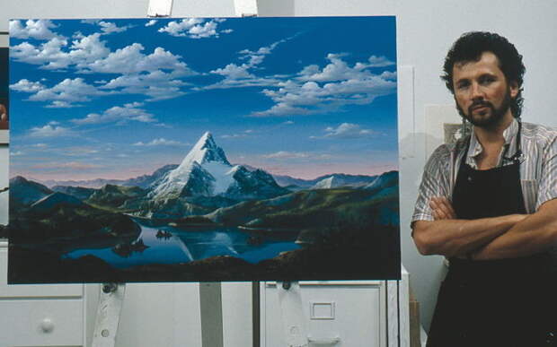 Дарио Кампаниле - итальянский художник, на фоне своей картины, ставшей логотипом знаменитой американской киностудии Paramount Pictures. | Фото: livejournal.com.