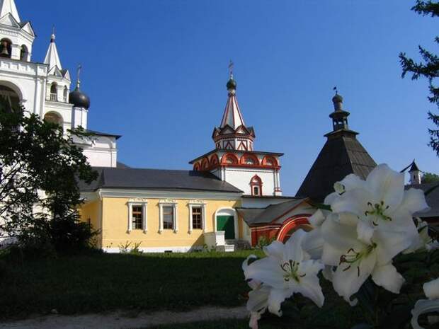 Православный Храм и белые лилии.