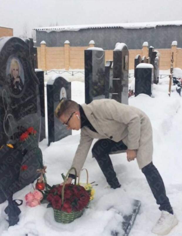 Могила легкоступовой. Памятник Легкоступовой Валентины. Могила Валентины Легкоступовой на Троекуровском. Могила Валентины Легкоступовой на Троекуровском кладбище.