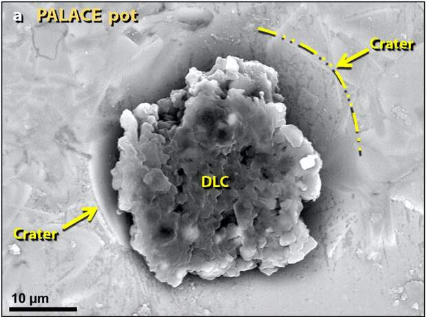 Алмазоподобный углерод, образовавшийся от нагрева прямо в отверстии на поверхности осколка керамики / ©Bunch, T.E., LeCompte, M.A., Adedeji, A.V. et al.