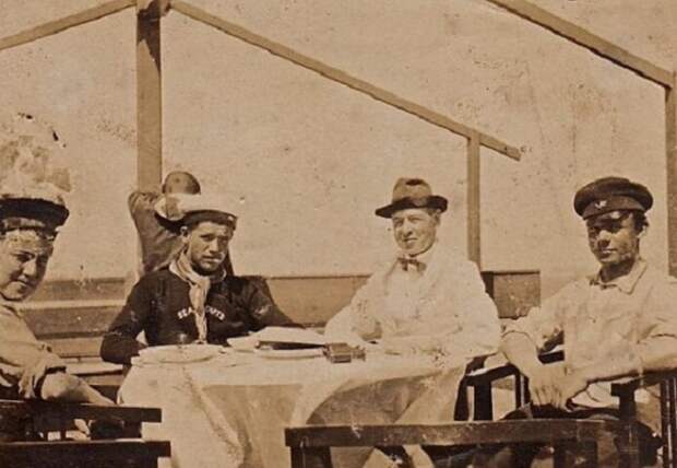 Сидней Гиббс (по центру справа), фото 1924 года в Харбине