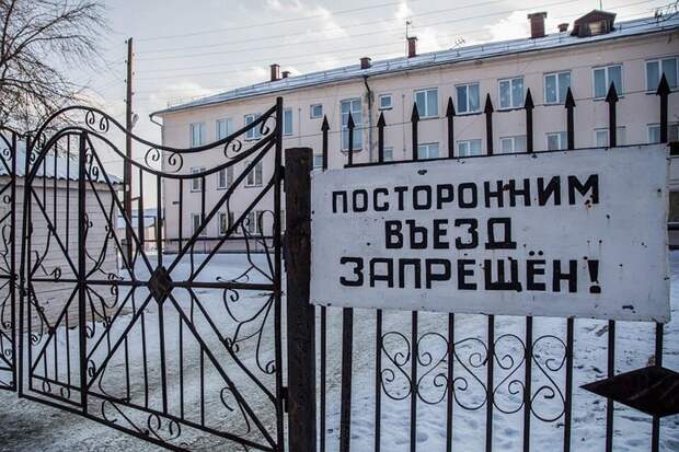Что творилось за закрытой калиткой интерната, рассказал его бывший сотрудник. Фото: Андрей АБРАМОВ.