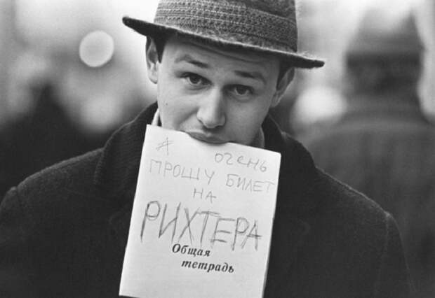Меломан на Невском проспекте, 1968 год. Фотограф Юрий Белинский.