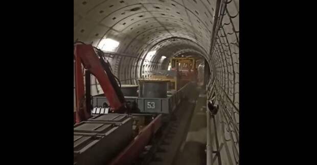 Ночью грузовая платформа доставила вентилятор на станцию метро «Театральная»: видео