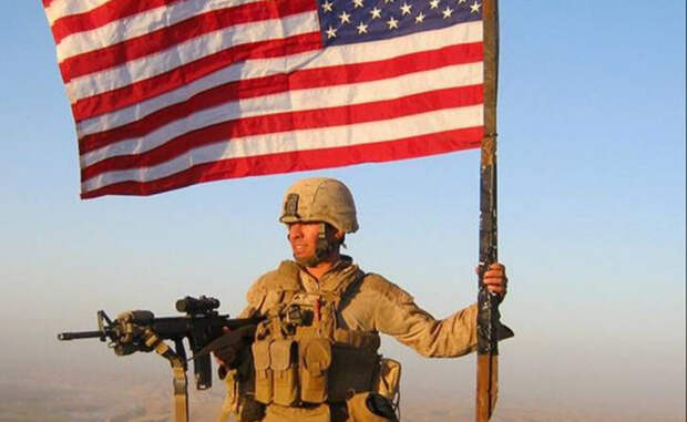 Американские военнослужащие хвалятся тем, что их флаг буквально способен спасать жизни. Это действительно близко к реальности: специальный материал патча с флагом на рукаве формы светится в очках ночного видения. Так можно идентифицировать дружественные силы в районе.