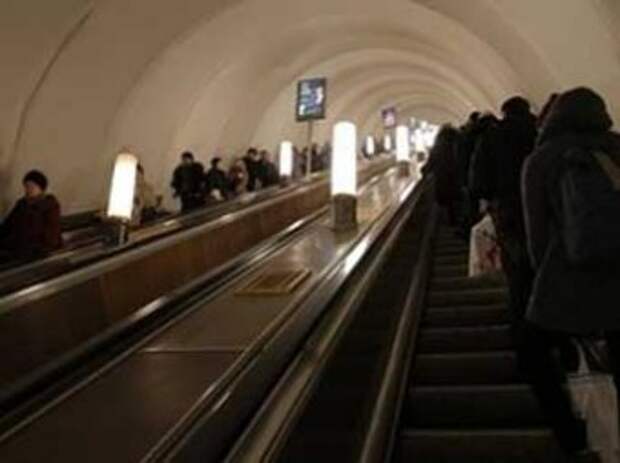 В московском метро ребенка затянуло в эскалатор В московском метро ребенка затянуло в эскалатор