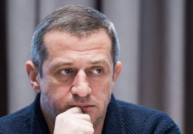 Цена признания: кто и как производит «великих писателей»