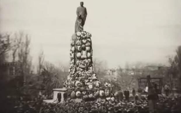Памятник Сталину в Тбилиси, 1956 год. Фото: © кадр из видео YouTube/канал AtamanA