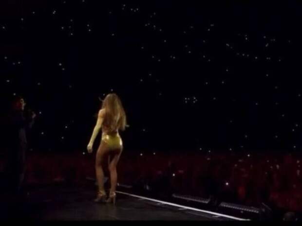Дженнифер Лопес доказала: чтобы устроить шоу, достаточно одних трусов