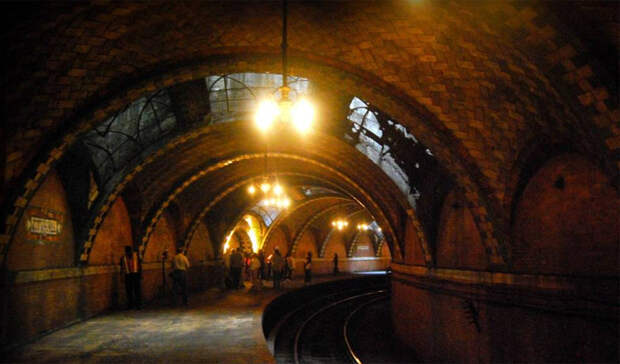 Сити Холл Нью-Йорк, США City Hall Station считается 12-ой самой красивой станцией метро в мире. Она функционировала с 1904 года по 1945, в котором закрылась навсегда. Архитекторы не предусмотрели возможность апгрейда станции: новые, более длинные составы просто не могут здесь останавливаться. Тем не менее, Сити Холл до сих пор открыта для экскурсий.