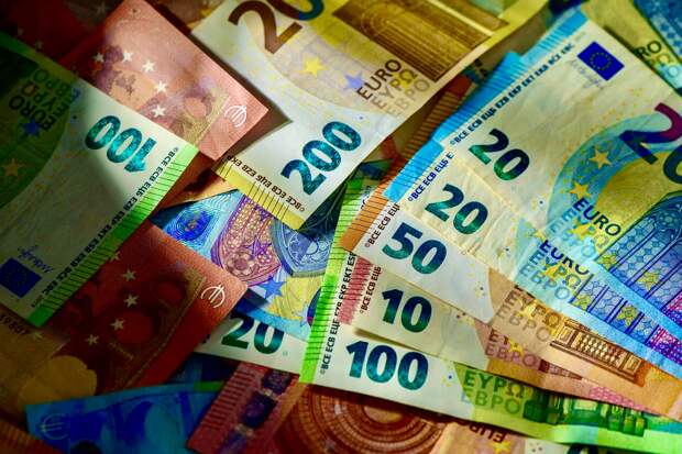 Евро — в минус, доллар — в плюс: как война в Иране перекраивает валютный рынок