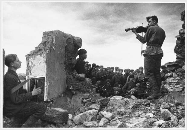 Советские солдаты играют на аккордеоне и скрипке на развалинах дома, 1943 г.